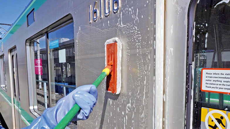 車両外板清掃の様子